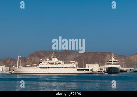 Le Sultan Qaboos yachts amarrés dans le port de Mutthra, Muscat, Oman. Banque D'Images