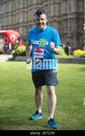 MPs assister à un photocall en dehors de la chambres du Parlement de l'avant de la Virgin Money 2017 Marathon de Londres, Londres avec : Jon Ashworth Où : London, Royaume-Uni Quand : 18 Avr 2017 Crédit : WENN.com Banque D'Images