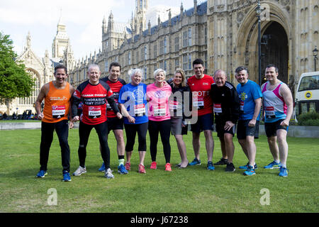 MPs assister à un photocall en dehors de la chambres du Parlement de l'avant de la Virgin Money 2017 Marathon de Londres, Londres : Ossature d' où : London, Royaume-Uni Quand : 18 Avr 2017 Crédit : WENN.com Banque D'Images