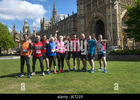 MPs assister à un photocall en dehors de la chambres du Parlement de l'avant de la Virgin Money 2017 Marathon de Londres, Londres : Ossature d' où : London, Royaume-Uni Quand : 18 Avr 2017 Crédit : WENN.com Banque D'Images