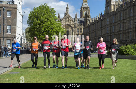 MPs assister à un photocall en dehors de la chambres du Parlement de l'avant de la Virgin Money 2017 Marathon de Londres, Londres : Ossature d' où : London, Royaume-Uni Quand : 18 Avr 2017 Crédit : WENN.com Banque D'Images