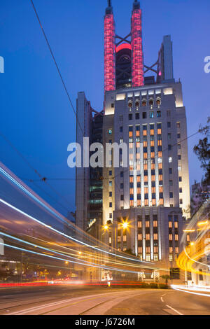 Les Trams passant Bank of China Building et HSBC Building, Central, Hong Kong, Chine Banque D'Images