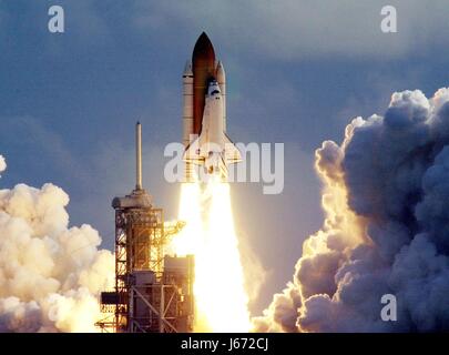 Centre spatial Kennedy, Floride -- La navette spatiale Atlantis efface la tour comme il rugit dans l'espace sur la mission STS-106 après un lancement parfait dans les temps à 8:45:47 HAE. Sur les 11 jours de mission à la Station spatiale internationale, les sept membres d'équipage effectuera les tâches de support sur orbite, fournitures et préparer le transfert des logements dans le nouveau module de service Zvezda. Le premier équipage de longue durée, surnommé "Expedition One", doit arriver à la gare à la fin de l'automne. L'atterrissage d'Atlantis est prévu pour 4 h 45 HAE, le 19 septembre à se préparer en vue de votre esprit grillé - La NASA a rassemblé Banque D'Images