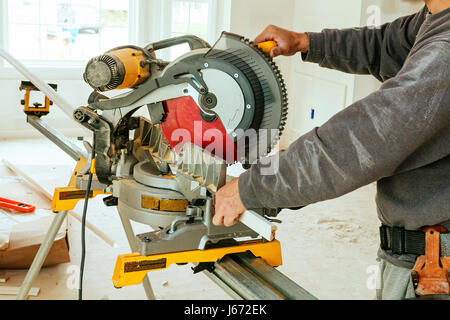 Homme couper du bois sur les scies scie électrique pour couper des arbres Banque D'Images