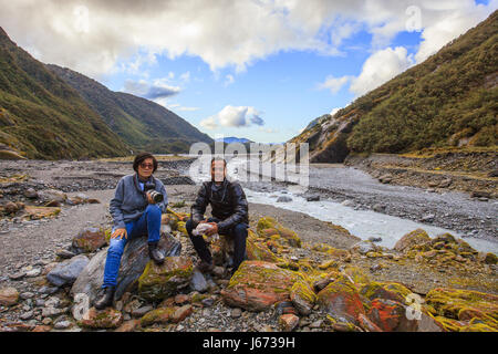 Des couples de voyageurs asiatiques de prendre une photo à franz josef glacier important voyageant à destination de l'île du Sud Nouvelle-Zélande Banque D'Images