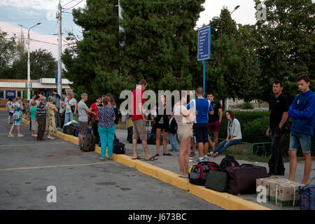 Tiraspol, Moldavie, les gens qui attendent à un arrêt d'autobus Banque D'Images