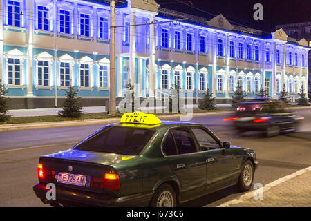 24.08.2016, la Moldavie, la Transnistrie, Tiraspol - Taxi sur la rue principale du 25 octobre. Autres : rue du centre médical. La Transnistrie est une république moldave sous l'influence de la Russie à l'est de la rivière Dnister. La région s'est séparée de la Moldavie en 1992 et n'est pas reconnu par aucun autre pays. Même la fédération-entité dépendante est connu comme le Transdnestrovian Pridnestrovkaja Moldavskaja (République Moldave Respublika / PMR). Tiraspol est la capitale. 00A160824D416CAROEX.JPG - pas à vendre dans la région de G E R M A N Y, A U S T R I A, S W I T Z E R L A N D [communiqué de modèle : NON APPLICABLE, PRO Banque D'Images