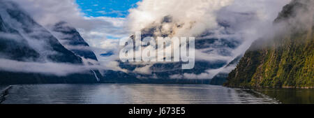 Belle scène de brouillard d'milfordsound parc national de Fiordland ile sud Nouvelle zelande Banque D'Images