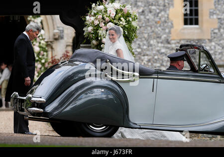 La sœur de la duchesse de Cambridge Pippa Middleton arrive avec leur père Michael Middleton, à St Mark's Church in Englefield, Berkshire, pour son mariage à son époux millionnaire James Matthews lors d'un événement appelé la société mariage de l'année. Banque D'Images