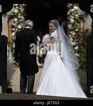 La sœur de la duchesse de Cambridge Pippa Middleton arrive avec leur père Michael Middleton, à St Mark's Church in Englefield, Berkshire, pour son mariage à son époux millionnaire James Matthews lors d'un événement appelé la société mariage de l'année. Banque D'Images