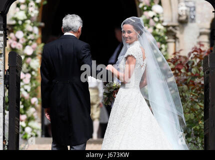 La sœur de la duchesse de Cambridge Pippa Middleton arrive avec leur père Michael Middleton, à St Mark's Church in Englefield, Berkshire, pour son mariage à son époux millionnaire James Matthews lors d'un événement appelé la société mariage de l'année. Banque D'Images