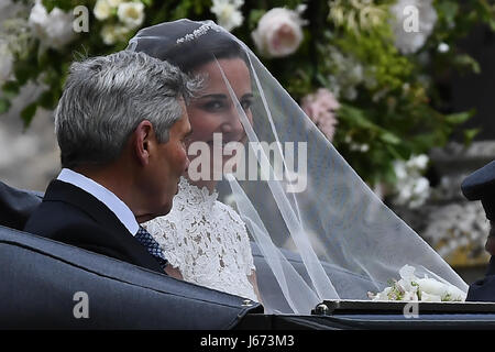 La sœur de la duchesse de Cambridge Pippa Middleton arrive avec leur père Michael Middleton, à St Mark's Church in Englefield, Berkshire, pour son mariage à son époux millionnaire James Matthews lors d'un événement appelé la société mariage de l'année. Banque D'Images