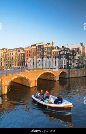 Bateau sur canal Keizersgracht, Amsterdam, Pays-Bas Banque D'Images