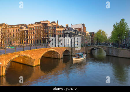 Bateau sur canal Keizersgracht, Amsterdam, Pays-Bas Banque D'Images