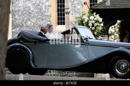 La sœur de la duchesse de Cambridge Pippa Middleton arrive avec leur père Michael Middleton, à St Mark's Church in Englefield, Berkshire, pour son mariage à son époux millionnaire James Matthews lors d'un événement appelé la société mariage de l'année. Banque D'Images