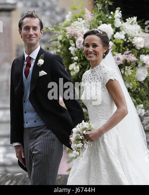 Pippa Middleton et James Matthews quitter St Mark's Church in Englefield, Berkshire, après leur mariage. Banque D'Images