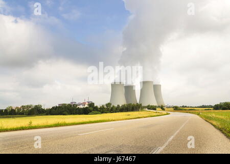 Les tours de refroidissement dans les centrales nucléaires de Dukovany en usine, République Tchèque Banque D'Images