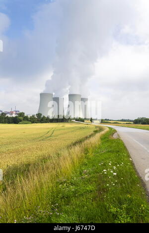 Les tours de refroidissement dans les centrales nucléaires de Dukovany en usine, République Tchèque Banque D'Images