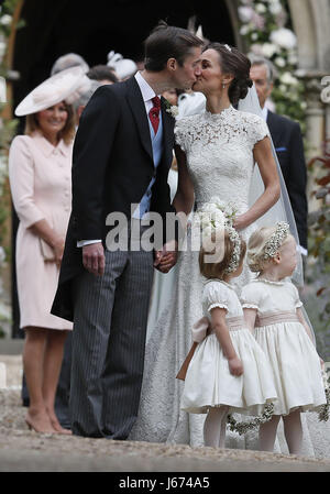 Pippa Middleton et son mari James Matthews quitter St Mark's Church in Englefield, Berkshire, après leur mariage. Banque D'Images