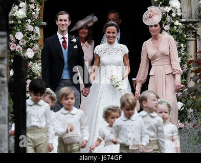 Pippa Middleton et son mari James Matthews quitter St Mark's Church in Englefield, Berkshire, après leur mariage, avec la duchesse de Cambridge (à droite). Banque D'Images