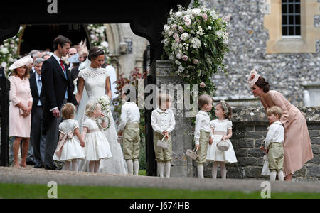 Pippa Middleton et James Matthews quitter St Mark's Church in Englefield, Berkshire, après leur mariage, vu par la duchesse de Cambridge et le Prince George (à droite). Banque D'Images