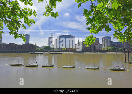 La rivière Thames, à partir de la rive nord montrant voiliers amarrés dans la rivière, Nine Elms sur la rive sud et le site de la nouvelle ambassade américaine à Londres. Banque D'Images