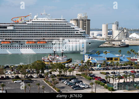 Bateau de croisière Carnival Magic au départ de Port Canaveral en Floride USA. Avril 2017 Banque D'Images