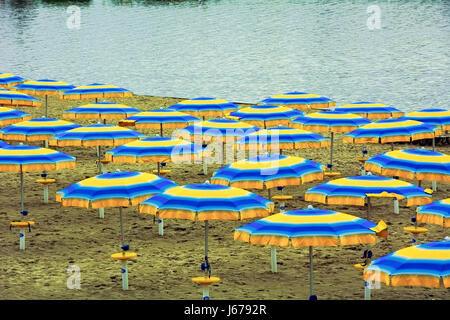 Parasols en attendant le soleil dans une journée d'été froidement Banque D'Images