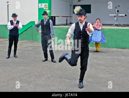 Muzlja - Zrenjanin, Serbie, le 22 avril 2017. Danse hongroise comme un prélude à l'événement 'Hongrie' le mariage traditionnel. Banque D'Images