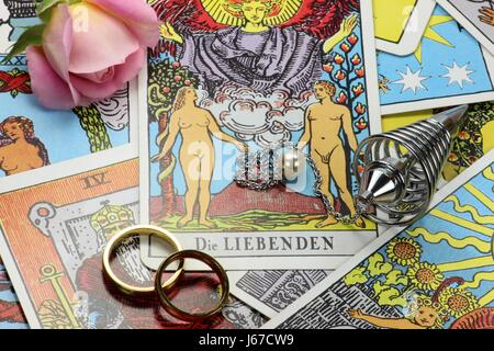 Pendule et les cartes de tarot allemand est visible (l'amoureux) Banque D'Images