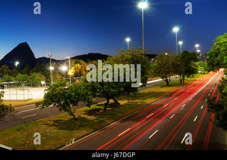 Tôt le matin à l'Aterro do Flamengo avec pain à l'arrière-plan, Rio de Janeiro, Brésil Banque D'Images