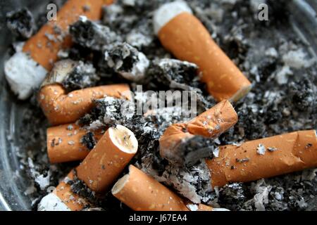 Cendres de cigarette cigarettes non fumeur Fumeur de renverser une dépendance dépendance Banque D'Images