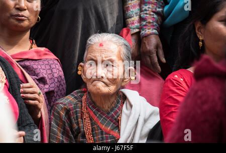 Katmandou, Népal - Apr 15, 2016 : dames âgées dans les vêtements traditionnelle népalaise regardant une cérémonie de passage procession. Banque D'Images