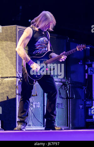 ZAGREB, CROATIE - Mai 16, 2017 : Deep Purple guitariste Steve Morse sur scène lors de leur 819 tour à Arena Zagreb. Banque D'Images