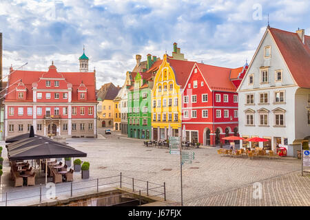 Bâtiments colorés sur la place du marché (Marktplatz) dans le centre de Memmingen, Bavière, Allemagne Banque D'Images