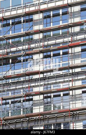 Immeuble de bureaux à l'échafaudage actuellement en construction Banque D'Images