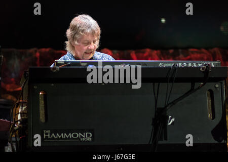 ZAGREB, CROATIE - Mai 16, 2017 : Deep Purple Don Airey claviériste sur scène lors de leur 819 tour à Arena Zagreb. Banque D'Images