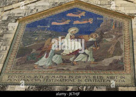 Israël, Jérusalem, une mosaïque à la façade de l'église de la Visitation à Ein Karem représentant Saint Mary sur son chemin de Nazareth à visiter Elizabeth Banque D'Images