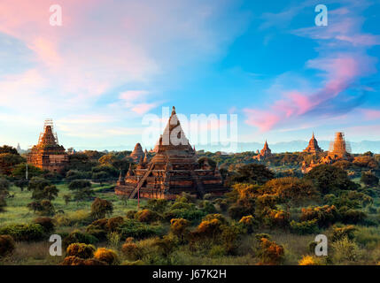 Stock Photo - Myanmar, Birmanie, Bagan, coucher de soleil sur les temples Banque D'Images