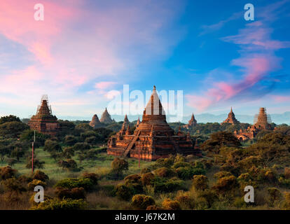 Stock Photo - Myanmar, Birmanie, Bagan, coucher de soleil sur les temples Banque D'Images