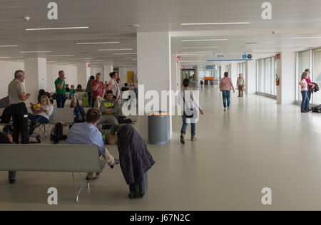 Les passagers qui attendent dans le hall des départs de l'aéroport de Trieste, en Italie. Banque D'Images