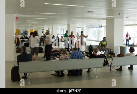 Les passagers qui attendent dans le hall des départs de l'aéroport de Trieste, en Italie. Banque D'Images