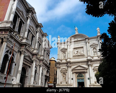 Façades de Campo San Rocco (Scuolo Grande di San Rocco, à gauche) et l'église de San Rocco (Saint Roch) à Venise. Banque D'Images