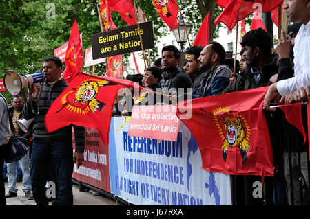 Éditorial - les Tamouls britannique avec des bannières qui protestaient devant Downing Street, Londres, de l'ONU appelant à un référendum sur l'indépendance de l'Eelam tamoul. Banque D'Images