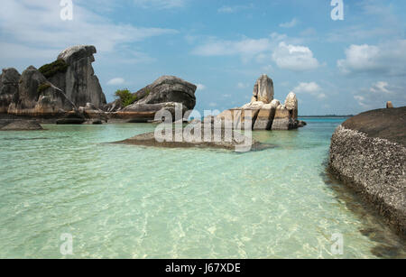 Formation rocheuse côte naturelle en mer à Belitung Island dans l'après-midi, l'Indonésie. Banque D'Images