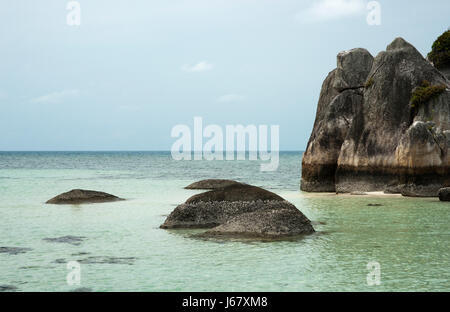 Formation rocheuse côte naturelle en mer à Belitung Island dans l'après-midi, l'Indonésie. Banque D'Images