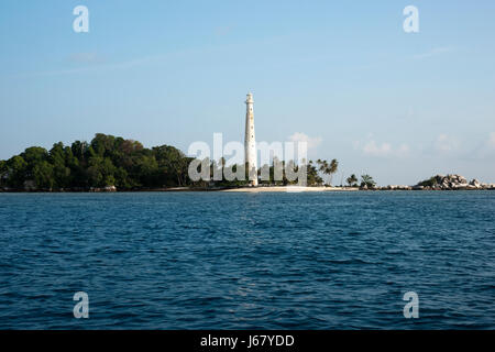 L'article phare blanc sur la plage de l'île de Belitung dans la journée avec pas de gens autour. Banque D'Images