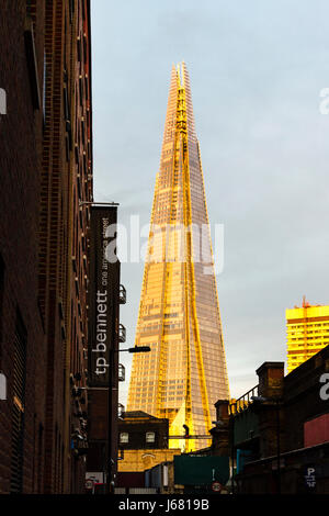 Le tesson de verre spectaculaire tour illuminée par la lumière du soleil du soir, Southwark. London, UK Banque D'Images