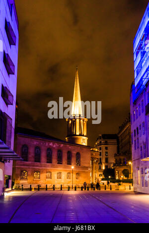 Toutes les âmes' Church, le Langham Place, London, UK, de nuit, allumé en orange, la lumière bleue de la BBC Broadcasting House Banque D'Images