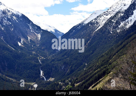 Beau paysage alpin de gerlos passent, en Autriche. Montagnes couvertes de neige, Chutes de Krimml et la vallée. Banque D'Images